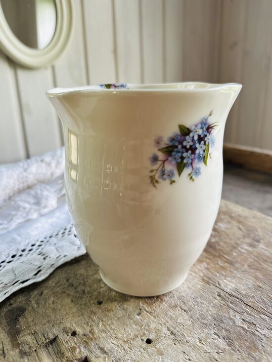 Mazvāzīte 13 cm H* 12 cm Diam. Ar neaizmirstulīšu pušķīšiem