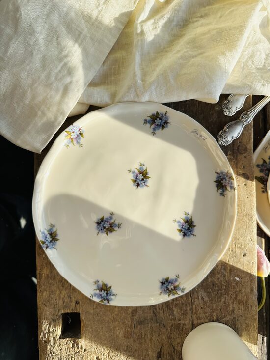 23 cm Diam. Šķīvis ar neaizmirstulīšu pušķiem