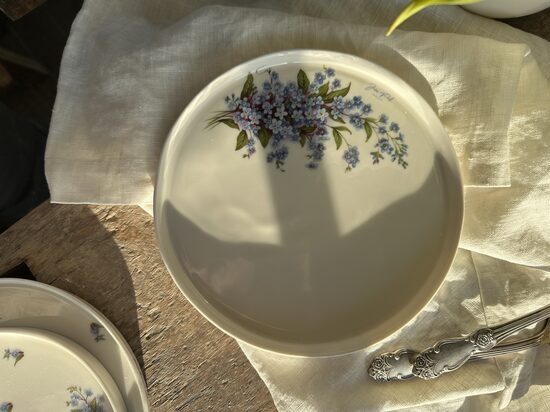 Šķīvis 20 cm diam. Ar lielo ziedu pušķi