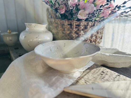 Lēzena bļoda 22*7,5 cm ar roku zīmēties ziediņiem