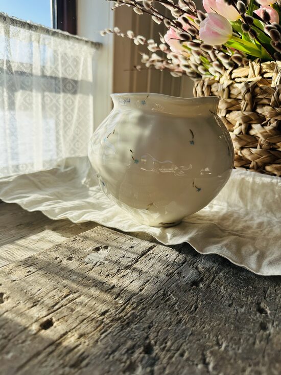 Apaļa porcelāna vāze 14*16cm ar mazajiem ziediņiem