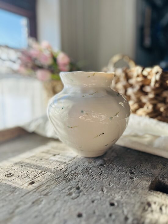 Porcelāna vāze 16*16cm ar roku zīmētie ziediņi un zelta dekorējums