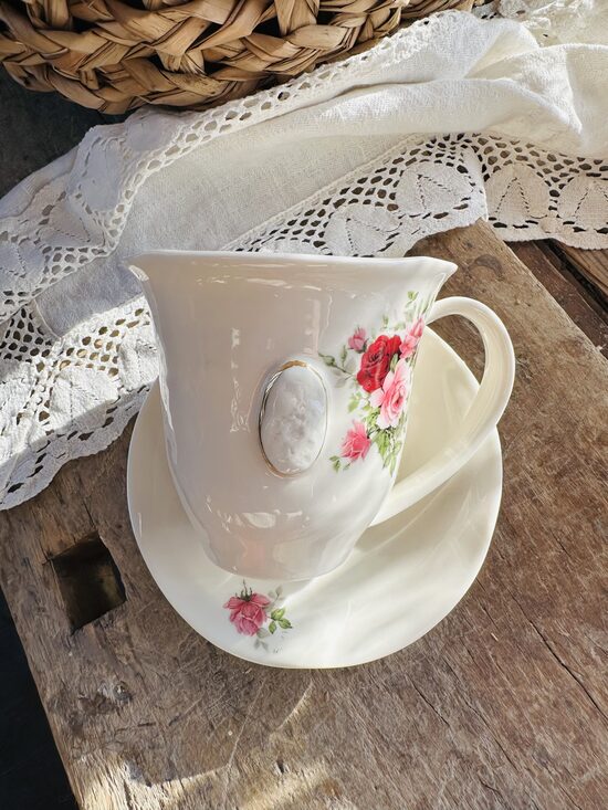Rozes 400 ml krūze ar apakštasi ar lielo brošu 