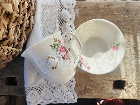 Rožu krūze ar mazo brošiņu 400 ml