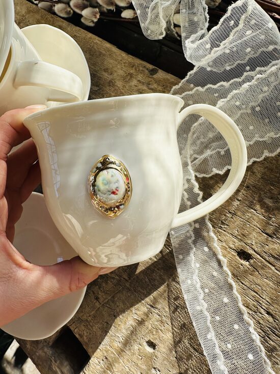 250 ml krūzīte ar zelta brošiņu