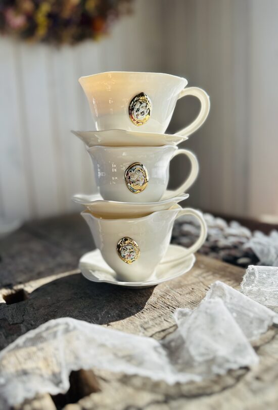 Baltas porcelāna krūzītes ar zelta brošiņu 200 ml 