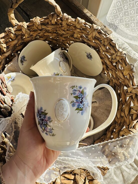 Tējas krūzes 400-450 ml ar neaizmirstulītēm un lielo brošu