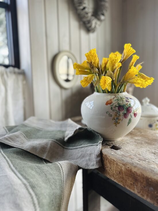 Lielā apaļā vāze ar pļavas ziediem un zelta maliņu