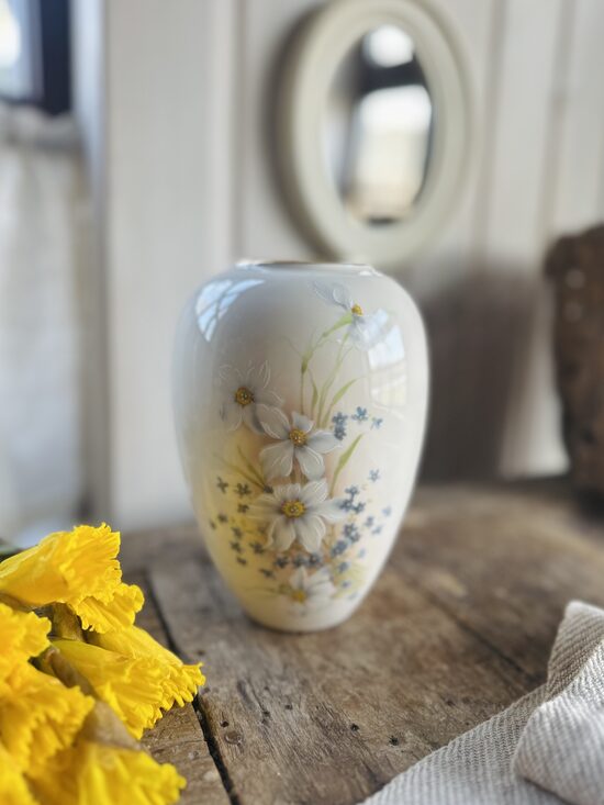 Lodes veida vāze ar baltām narcisēm