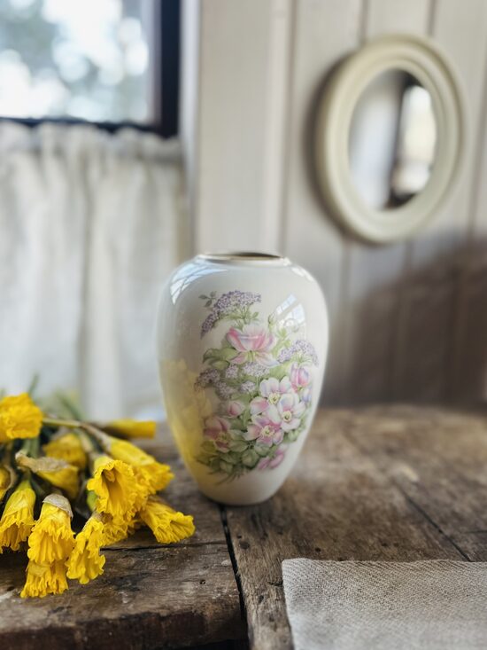 Lodes formas vāze ar ābeļu ziediem