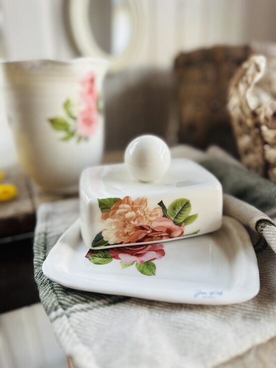 Sviesta trauks ar Slāvu rozēm pilnai paciņai