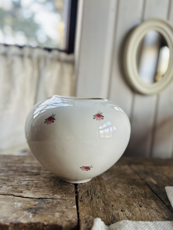 Lielā, apaļā vāze ar mini krūmu rozēm