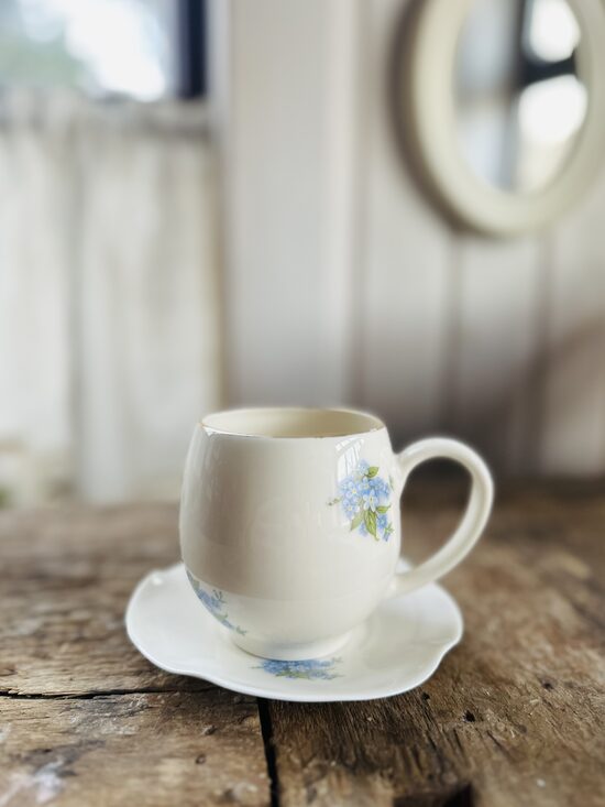 Maigi zilo neaizmirstulīšu krūzītes 250 ml ar apakštasēm