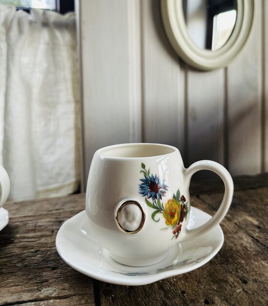 Apaļā krūzīte 250 ml ar vīrieša brošiņu un košajiem ziediem