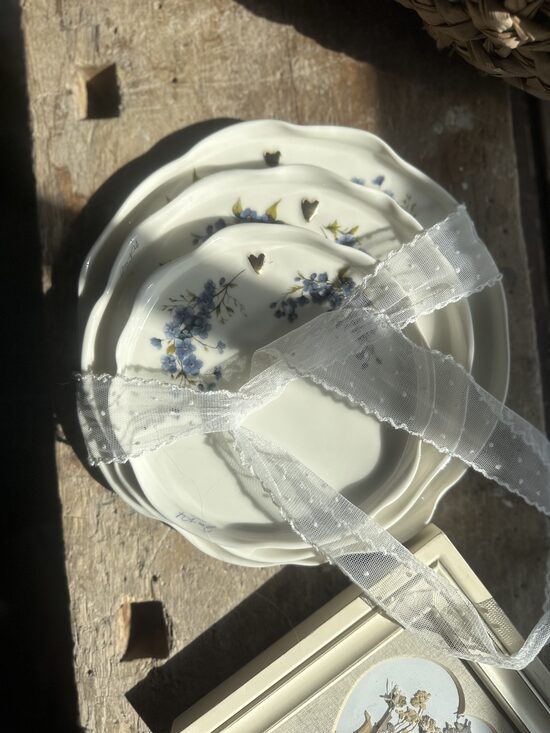 Šķīvis ar volānu maliņu un sirsniņu 23 cm Diam.(lielais)