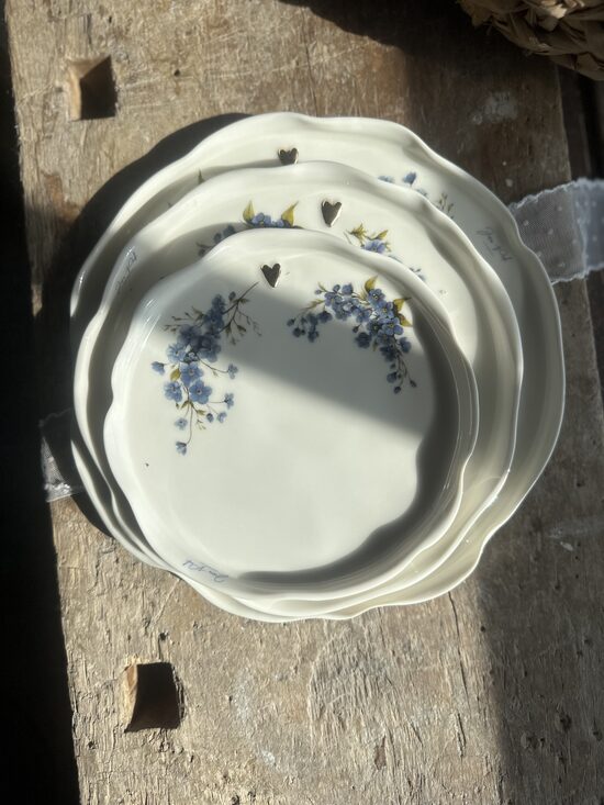 Šķīvis ar volānu maliņu un sirsniņu (mazais 16cm)