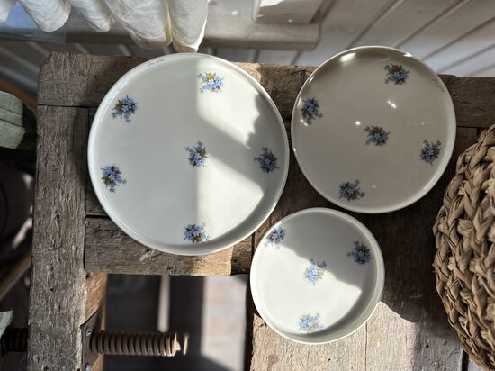 Šķīvis ( 16cm Diam. mazais) ar neaizmirstulīšu pušķīšiem