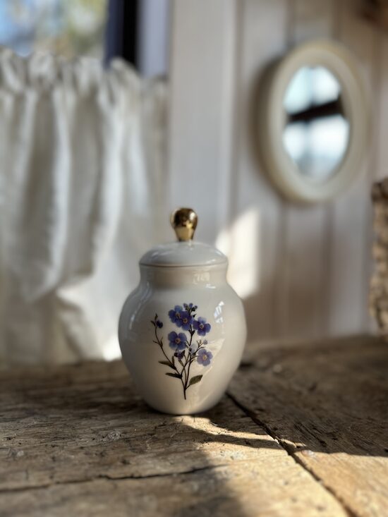 Mazais 250 trauks ar vāku ( vāze/toveris)