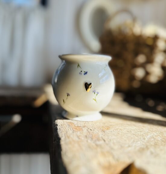 Mazvāzīte/podiņš ar roku gleznotiem ziediņiem