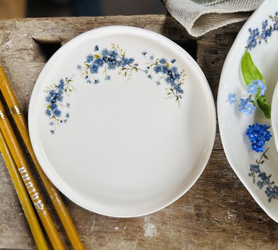 Vidējais 20cm šķīvis ar trīs pušķīšiem