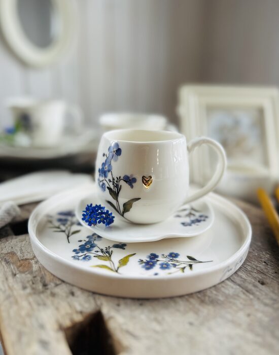 Apaļā krūze ar neaizmirstulītēm un sirsniņu 250 ml ar apakštasi