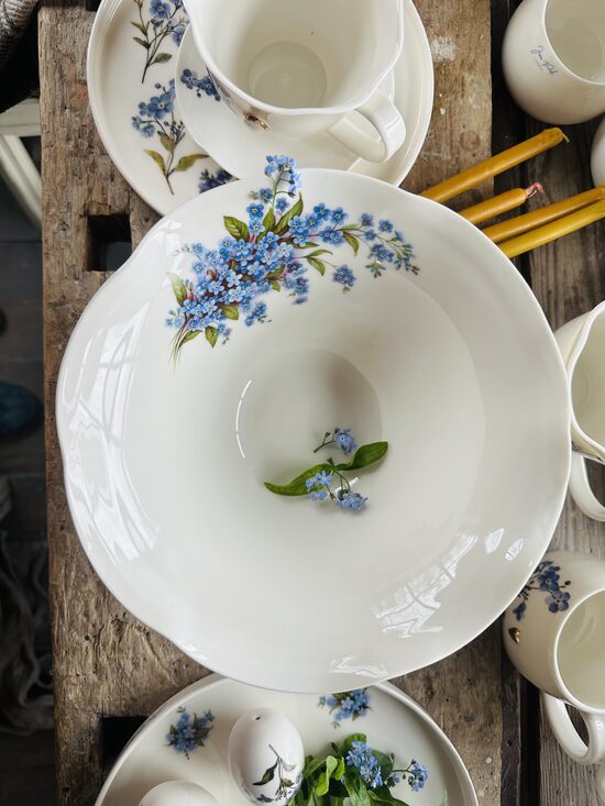 Lielā 23 cm Diam. / 10cm H bļoda ar neaizmirstulītēm