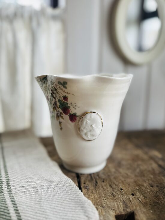 Vāze ar Pļavas ziediem un lauku ainavu reljefā 15*15cm diam.