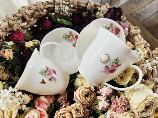 Rožu krūzīte ar sirsniņu 250ml ar apakštasi