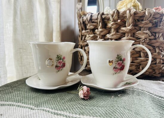 Rožu krūzīte 250ml ar brošiņu un apakštasi