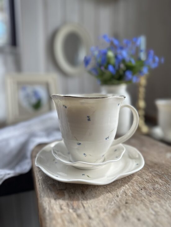 Lielā 450 ml krūze ar apakštasi, rokas gleznojums, zelta maliņa 