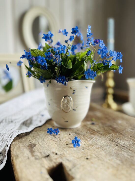 Mazvāzīte Ovāla ar lielo brošu, rokas gleznojums 10cm H 