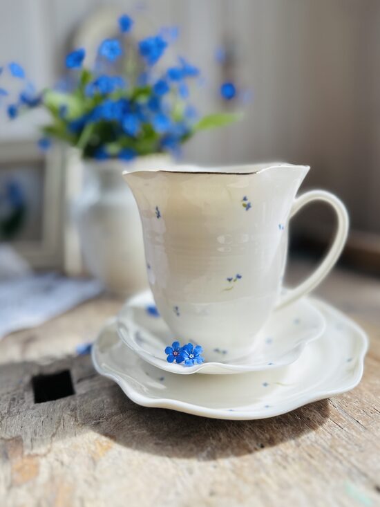 Lielā 450 ml krūze ar apakštasi, roku gleznojumu un zelta maliņu