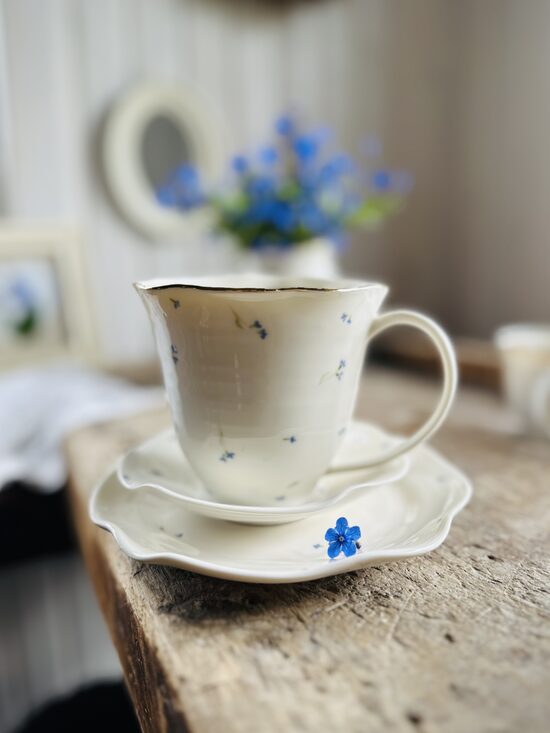 Lielā 450 ml krūze ar apakštasi un zelta maliņu