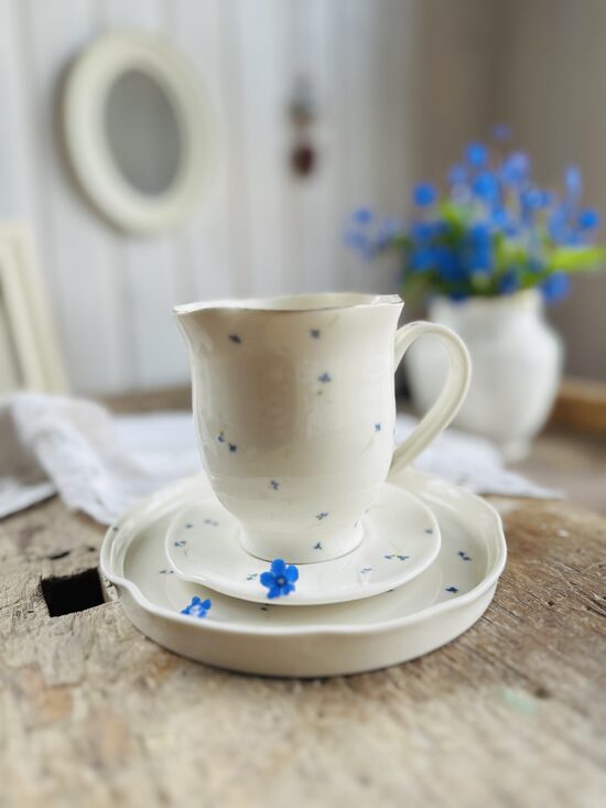 300 ml krūze ar apakštasi, ar zelta maliņu un ar roku gleznotiem ziediņiem