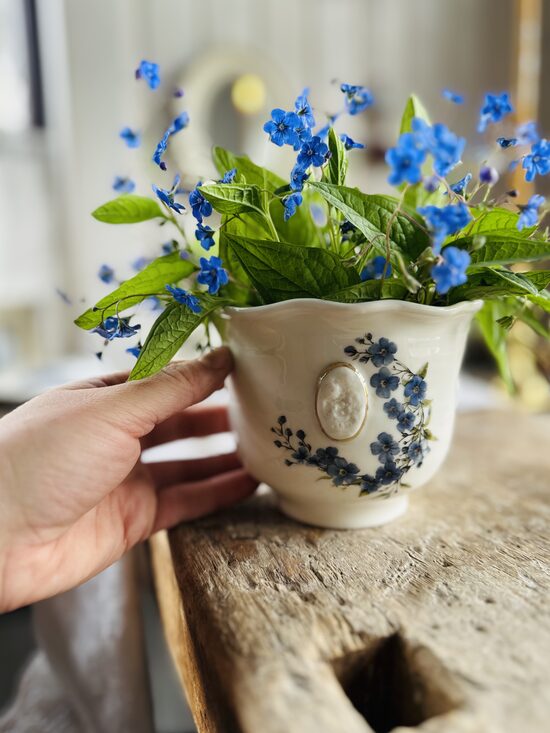 Mazā H10cm vāzīte ar lielo brošu un neaizmirstulītēm