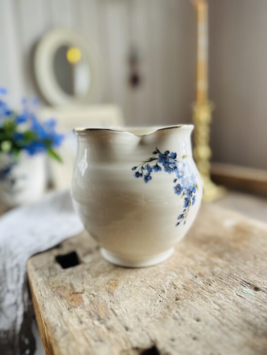 Eleganta vāze 14*10cm ar zelta maiņu un neaizmirstulītēm 