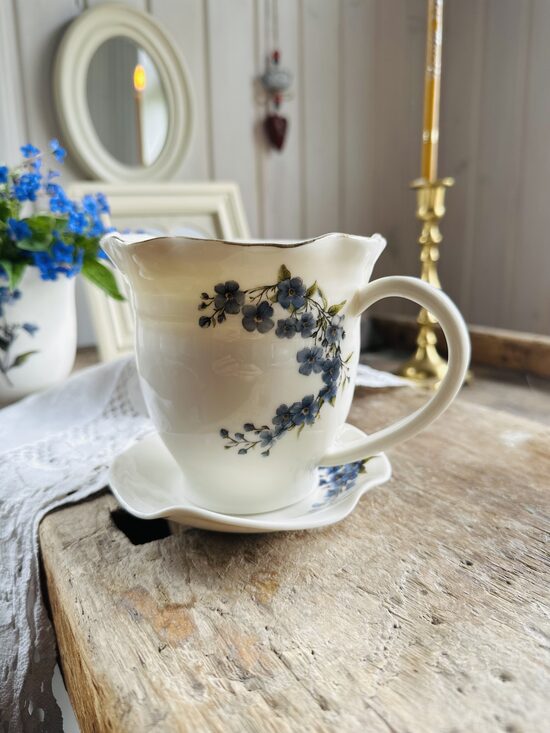 Lielā 450 ml kruzuļainās zelta maliņas krūze ar apakštasi un neaizmirstulīšu dekorējumu