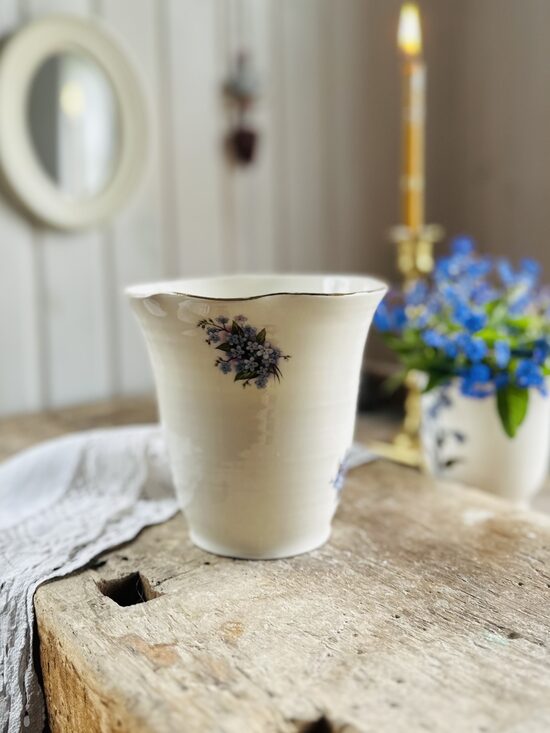 Klasiskā atvērtas formas vāze ar neaizmirstulīšu pušķīšiem un zelta maliņu 